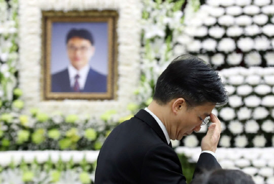 故 윤한덕 센터장 영결식...유족·동료 300명 눈물 속 배웅